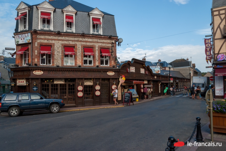 Pl. Maréchal Foch. Taverne les Deux Augustins. Заметьте: ни одной вывести в виде светящихся букв! Фото: Илья Думов, le-francais.ru